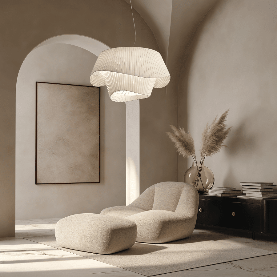 Suspension Noosa plissée dans un salon beige aux formes organiques